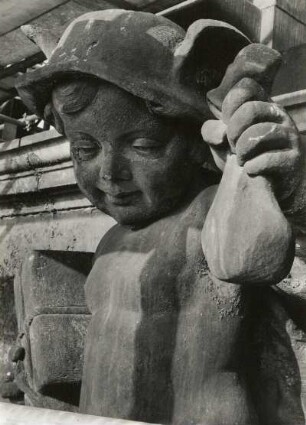 Putto mit Päckchen und Geldbeutel : Putto mit Päckchen und Geldbeutel. Sandstein (um 1905). Hüftstück. Dresden-Altstadt, Schloßplatz 1, Baustelle Ständehaus (Bauphase Substanzsicherung / Wiederaufbau Dach)
