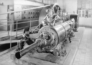 Geringswalde. Werk des VEB Vereinigte Sitzmöbelindustrie Neuhausen. Liegende Einzylinder Gegendruckdampfmaschine mit Ventilsteuerung und Fliehkraftregler (320 PS, 235 KW, Sächsische Maschinenfabrik vormals Richard Hartmann, 1927)