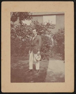 Hans Schlesinger im Garten stehend mit Hut