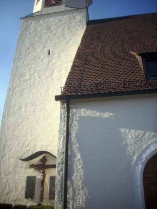 Halsbach-Kirchturm (romanische Gründung 12 Jh) von Süden mit Langhaus im Ansatz über Seitenschiff Süd (romanische Basilika - im 18 Jh überarbeitet)