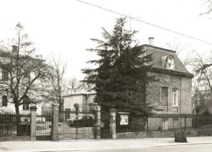 Dresden-Neustadt, Bautzner Straße 88. Villa (1863/1864) und rechtes Nebengebäude (um 1880). Straßenansicht mit Einfriedung
