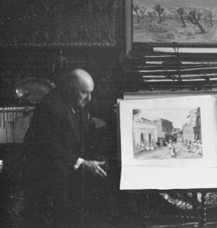 Marburg. Der Maler Prof. Ernst Vollbehr (1876-1960) in seiner Wohnung neben einer Staffelei sitzend