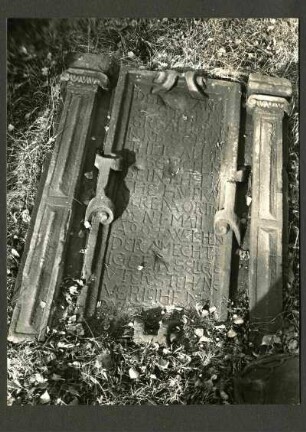 alter Friedhof, Grabstein der Frau Orth. Vergleich 246