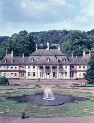 Schloß Pillnitz. Lustgarten und Bergpalais : Dresden-Pillnitz, Schloss Pillnitz (ab 1720; Matthäus Daniel Pöppelmann und Zacharias Longuelune). Blick vom Dachgeschoß des Wasserpalais über Rondell mit Brunnenanlage im Lustgarten gegen das Bergpalais. Am Hang oberhalb die Künstliche Ruine