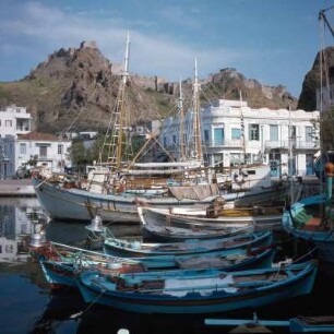 Limnos (antiker Name: Lemnos). Gattelusi-Kastron, Mýrina. Fischerhafen und Gattelusi-Kastron