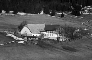 Gasthaus Gießhübel vom gegenüberliegenden Hang