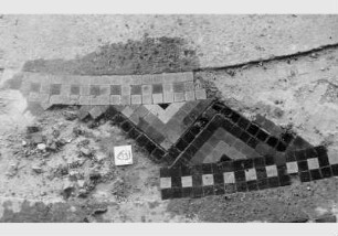 Blick auf das Fußbodenmosaik des Mittelalterlichen Saals im Neuen Museum