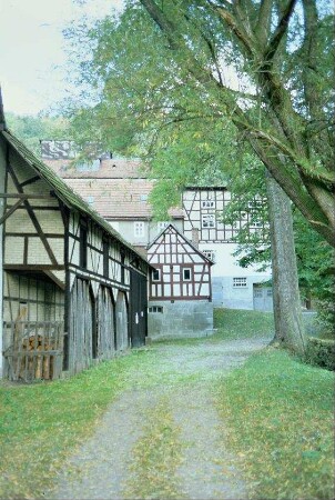 Weg und angrenzende Gebäude