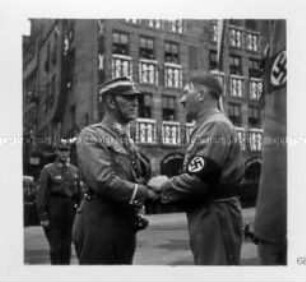 Hitler mit SA-Gruppenführer Jüttner
