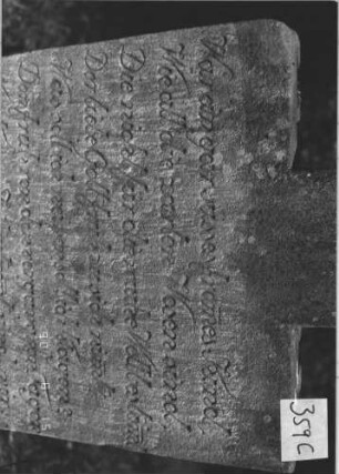 Grabstein 359 (Index: 100106738) Material: Sandstein Zustand: stark verwittert, Mittelaufsatz fehlt Maße HxBxT: 80x44x9 cm Beschreibung: Stele mit Zinnenabschluß, Mittelerhöhung, Mittelaufsatz fehlt, Schriftfeld eingetieft Besonderheit: Kindergrab: Grabstein 359C