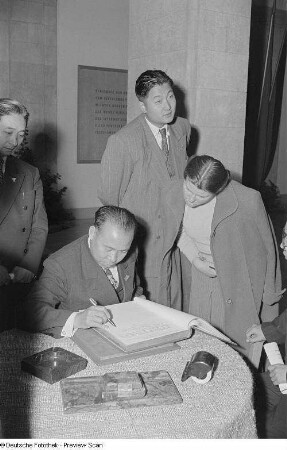 Chinesischer Delegierter beim Eintrag in das Gästebuch im Georgi-Dimitroff-Museum (heutiges Bundesverwaltungsgericht)