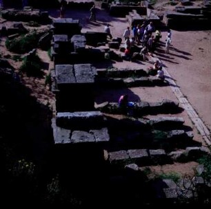 Delphi. Stadion. Startschwellen und vier Pfeiler für römischen Triumphbogen