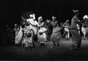 Gastspiel Les Ballets Africains im Friedrichstadt-Palast : Szenenbilder einer Aufführung des Nationalballetts Guinea. Gastspiel Les Ballets Africains im Friedrichstadt-Palast anläßlich der Berliner Festtage 1961