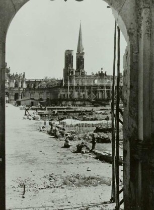 Zwinger. Blick vom Wallpavillon über den Innenhof auf Porzellanpavillon und Sophienkirche, 1947