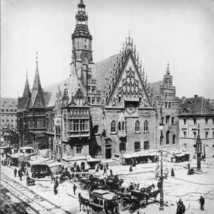 Breslau (poln. Wroclaw). Rathaus (1343/1357, 1471-Mitte 16. Jahrhundert). Ansicht von Südosten