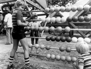 Hamburg-Neustadt. Internationale Gartenbauausstellung (IGA) 1973 auf dem Gelände von Planten un Blomen. Kinder auf einem Abenteuerspielplatz