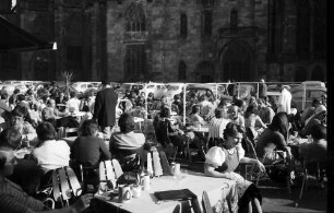 Freiburg: Kaffeegäste vor dem Rappen (vom Rappen aus)