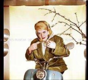Frühlingsmode: Frau mit Moped