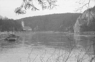 Weltenburg: Donaudurchbruch mit ankommendem Schiff