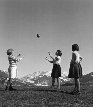 Kinderbilder. Drei Mädchen beim Fangeballspielen