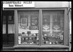 Schaufenster des Geschäftshauses Foto Wehnert