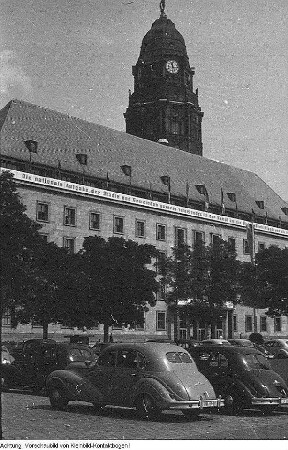 Dresden. Ehemalige Trümmerfrauen mit dem Modell zum Denkmal der Trümmerfrau - Bildhauer Reinhold im Atelier - Einweihung des Denkmals am 13. Oktober 1952 - Trümmerfrauen 1946 - Neues Rathaus, 1946 / Oktober 1952
