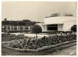 Gartenschau Sommerblumen am Funkturm, Berlin: Bepflanzung am Wasserbecken und Ausstellungsgebäude