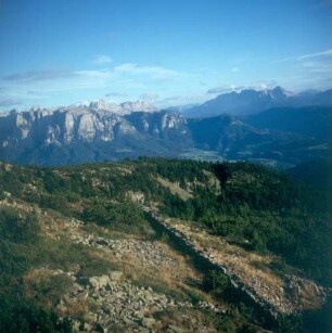 Blick von der Seilbahn auf das Plateau des Rittens