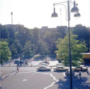 Hansjakob, Gottfried; Augsburg - Innenstadt, Königsplatz, Ernst-Reuter-Platz; Königsplatz und Fußgängerzone - Königsplatz (nordöstlicher Abschnitt), Platzgestaltung mit Natursteinpflaster und Mosaik, Taxistand