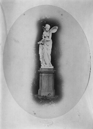 Psyche : Psyche (im Königlichen Weinberg Wachwitz). Albuminpapier; 19,5 x 15,5 cm (um 1875; A. Kotzsch). Dresden-Wachwitz: Privatbesitz