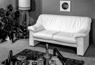 Sofa (Zweisitzer) : Leipzig. Leipziger Herbstmesse, 1986. Sofa (Zweisitzer). Holz, Polsterung mit Kunstlederbezug?, weiß (1986; VEB Möbelkombinat Zeulenroda-Triebes (ZEUTRIE))