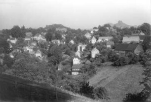 Reinhardtsdorf (Reinhardtsdorf-Schöna). Ortsteilansicht gegen Kaiserkrone, Rosenberg und Zirkelstein. Blick von Krippenberg nach Ostsüdost