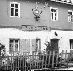 Sebnitz-Ottendorf, Zeughausstraße 5. Zeughaus (Altes Forsthaus, Erwähnung 1642, um 1870) im Großen Zschand, Hintere Sächsische Schweiz. Teilansicht mit Eingang
