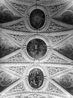 Stuckdecke mit Fresken : Stuckdecke mit Fresken (1701/1800; M. Schmuzer). Oettingen in Bayern, Pfarrkirche Sankt Jacob, Chor