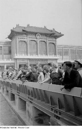 Besucher der Leipziger Herbstmesse 1954 vor dem chinesischen Pavillon