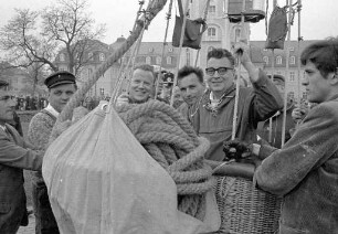 Ballonfahrt des Freiballons "Graf Zeppelin" der Ballonsportgruppe Stuttgart e.V. im Rahmen der Bundesgartenschau 1967.
