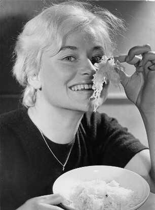 Werbefotografie für einen Prospekt der Techniker Krankenkasse (TK). Gesunde Ernährung. Ein Fotomodel isst Sauerkraut