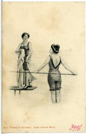 Frauen am Strand beim Bad