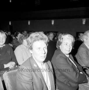 Kreislandfrauenverband Stormarn: Kreislandfrauentag: Ahrensburg: Alfred-Rust-Realschule, Festsaal: Teilnehmerinnen und Gäste, darunter Bürgervorsteherin von Ahrensburg Maria Heitmann