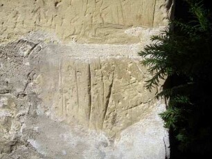 Turm - Basis im Osten mit Wetzrillen