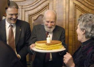 Soiree "Bertrand Roth und sein Dresdener-Musiksalon"; Generalkonsul Hans Dürig, Dr. Jörg Bertrand Müller (in Bern lebender Enkel von Bertrand Roth), der an diesem Tag seinen 80. Geburtstag feierte, und Eleanor Müller (Ehefrau)