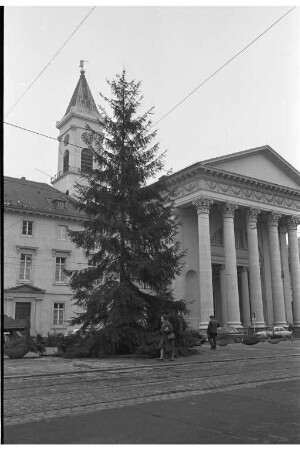 Neuer Christbaum auf dem Karlsruher Marktplatz als Ersatz für den ursprünglichen, vom Sturm geknickten Christbaum.