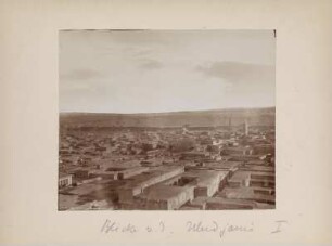 Blick über Diyarbakir : Blick vom Minarett der Ulu Cami (Große Moschee) nach Norden über die Stadt Diyarbakir. In der Bildmitte der gestreifte Turm der Nebi Moschee.