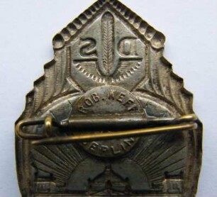 Ereignisabzeichen Deutscher Stenographentag Berlin 1930 (mit Broschennadel) : Sammlung Beinhorn. Ereignisabzeichen Deutscher Stenographentag Berlin 1930 (mit Broschennadel). Metall; Maße 47 x 27 mm (1930; Rob. Neff, Berlin). Dresden: SLUB R c 0314