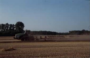 Fotografie: Wendende Bodenbearbeitung, Volldrehpflug, Raupentraktor, Gummiraupenlaufwerk