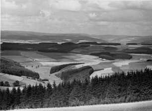Odenwald. Landschaftsfotografie von oben. Die Landschaft gleicht einem Flickenteppich-Felder, Wälder....