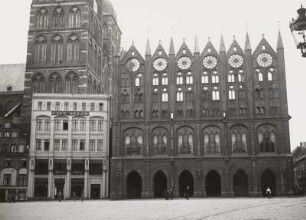 Stralsund, Alter Markt, Rathaus und Wohn- und Geschäftshäuser mit den Türmen der Nikolaikirche im Hintergrund