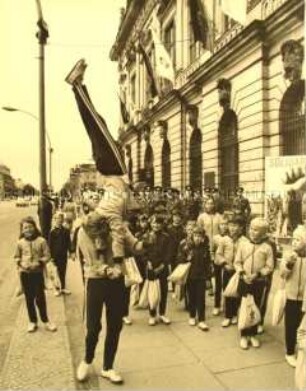 Gruppe junger Turner aus Rostock vor dem Berliner Museum für Deutsche Geschichte