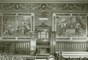 Aula : Dresden-Neustadt, Staatliches Gymnasium Dresden-Neustadt, Inneres, Aula, Westwand, Wandmalerei (1882-1884). Links: Hellas und die Vaterlandsliebe verkörpert im Siegeszuge nach der Schlacht bei Salamis und rechts: Rom, das Land der Justitia, mit der Verurteilung der Söhne des ersten Konsuls Brutus durch den eigenen Vater.