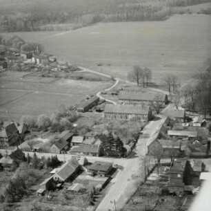 Ortsteilansicht (vor der Devastierung 1995) mit Kreuzung Dorfstraße/Steinitzer Straße und Wolkenberger Straße/Neupetershainer Straße gegen Chausseestraße